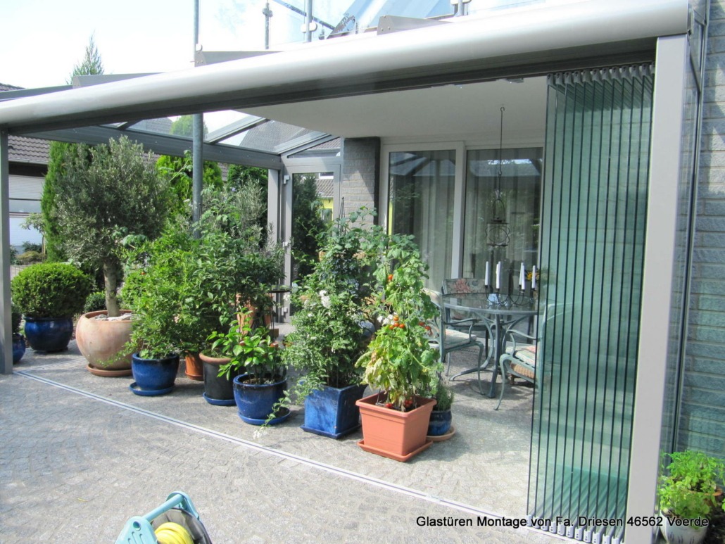 glastren_zusammen_gefalten_unter_terrassendach_ambition_solarlux