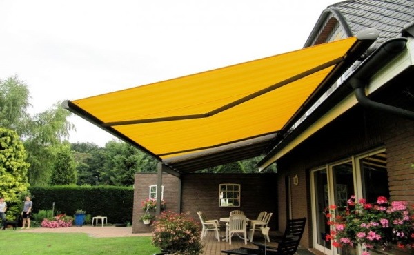 markisen_aufdachmontage_mit_spezialkonsolen_unter_dachpfannen_bei_geringer_montagehhe-8b0ac00f-1