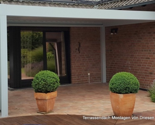 terrassenberdachung_lamellendach_zipmarkisen_wind_und_regenschutz-fe1e4782